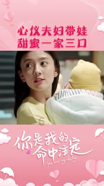 男孩吃鸡腿