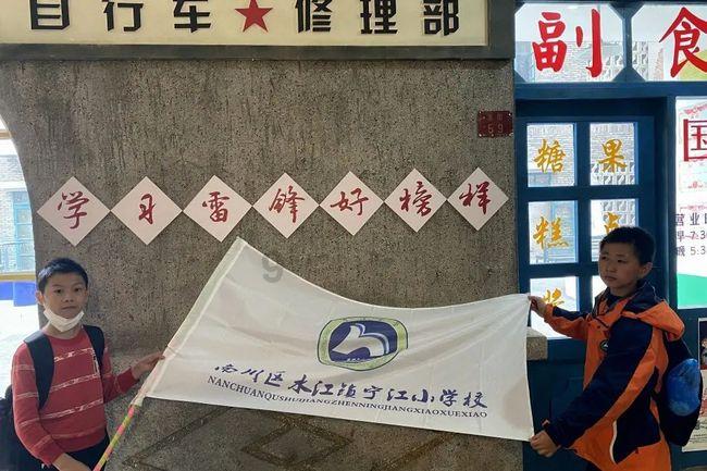 啪姐和卡哥公开秀恩爱,两人还穿情侣牛仔裤,紧紧黏在一起超甜蜜